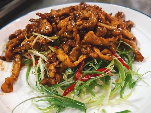 Peking Style Shredded Pork with Pancake (京酱肉丝)